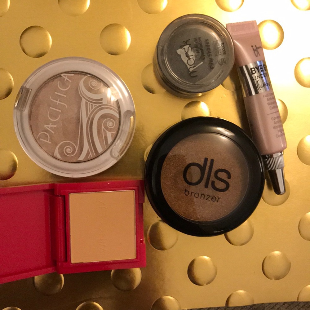 Makeup samples highlighter, eye shadow, bronzer